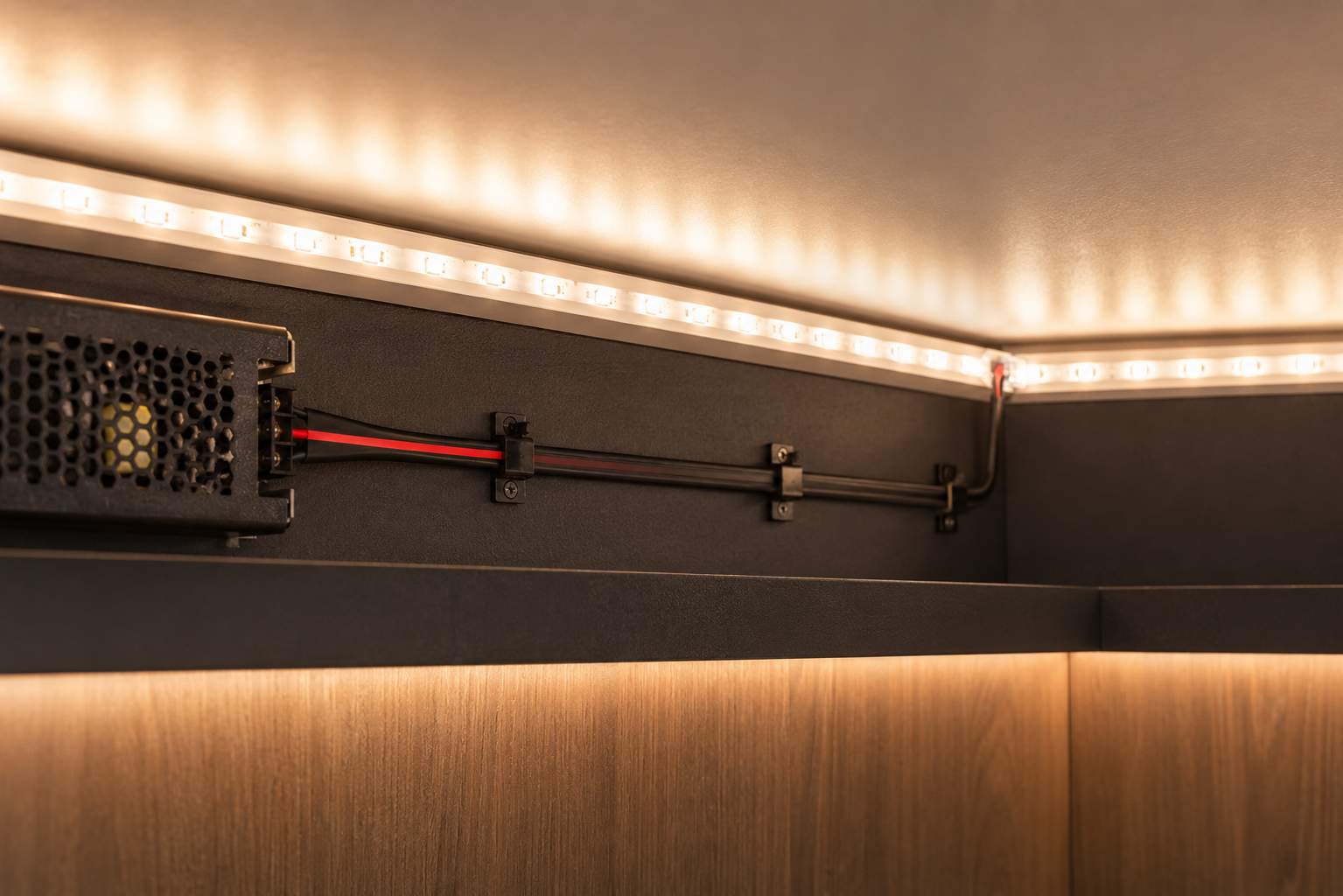 Plochý černý kabel 2x1,5mm LED  pásky osvětlení